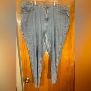 Women’s light wash blue jeans by Catherine’s size 28W.